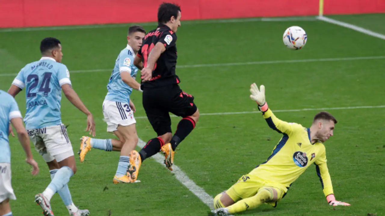 Mikel Oyarzabal marca ante el Celta de Vigo. SALVADOR SAS (Efe)