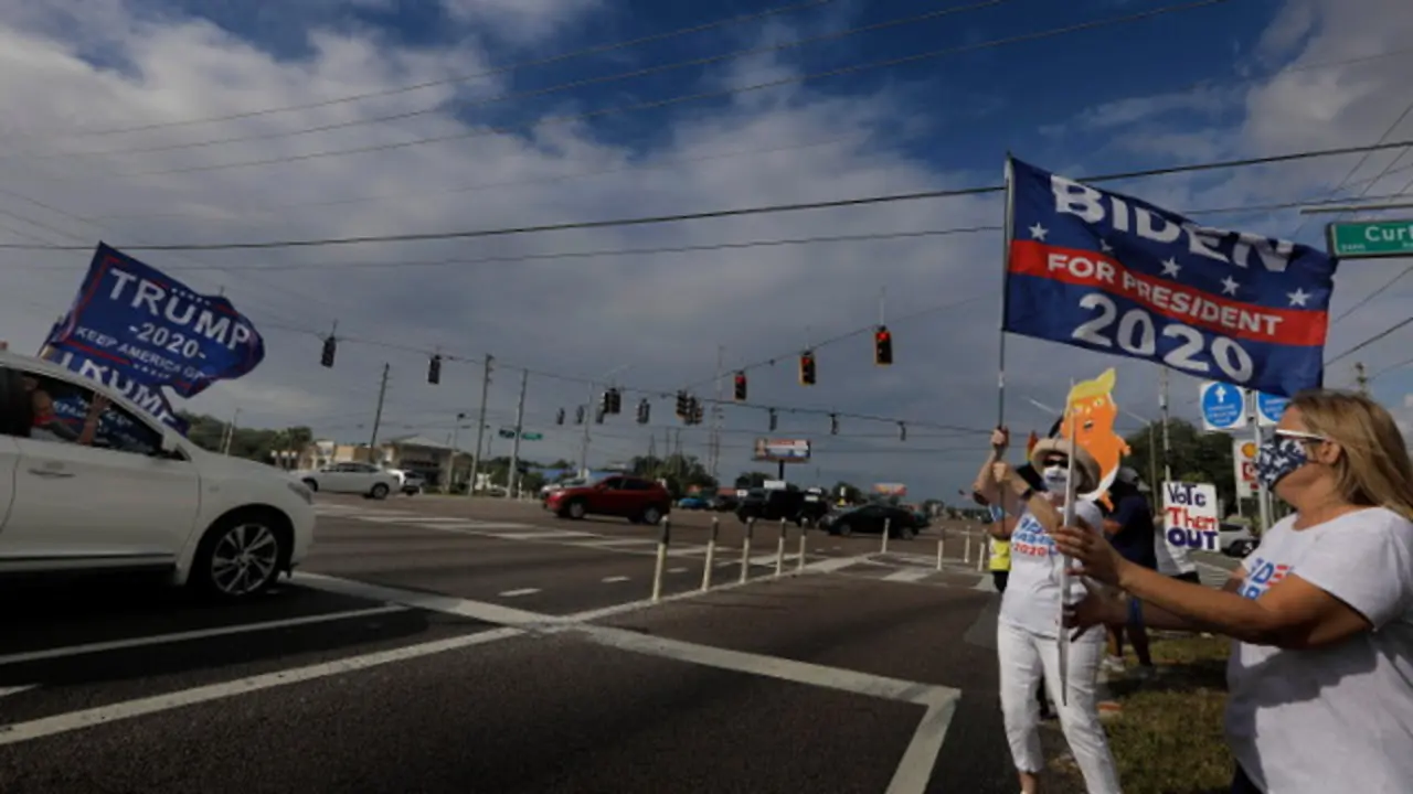Seguidores de Trump y Biden, en Florida. EFE