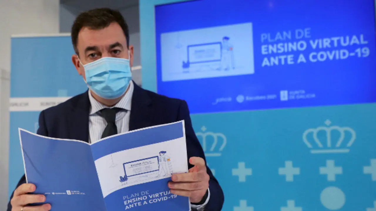 O conselleiro de Educación, Román Rodríguez, na presentación do plan para facilitar o sistema de educación virtual. XOÁN REY (EFE)