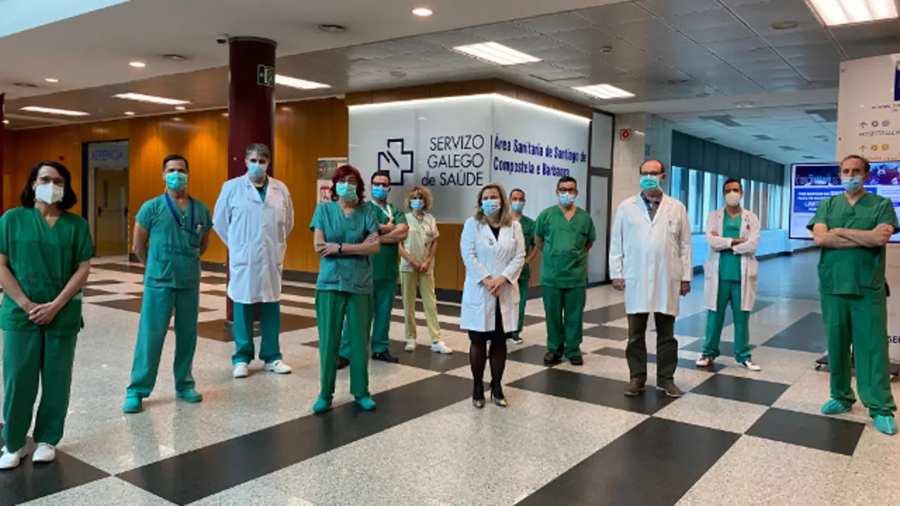 Equipo da cirurxía mandibular coa xerente da área. SERGAS