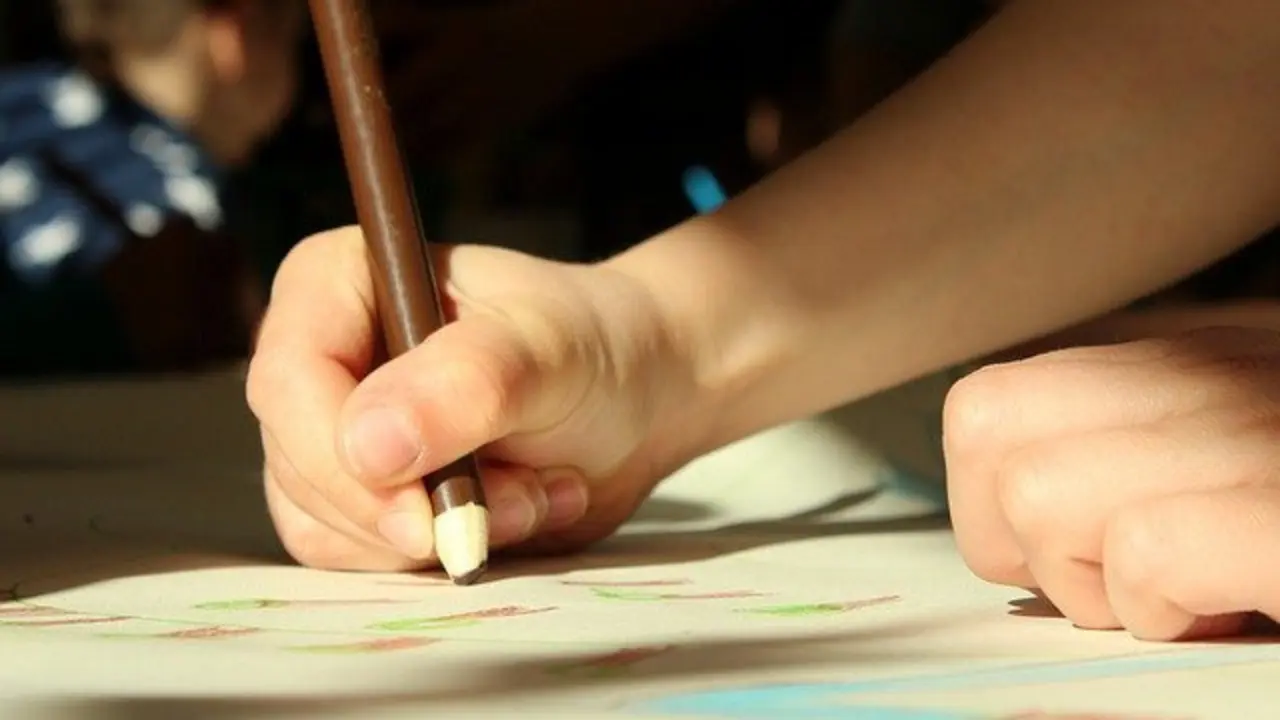 Un neno debuxando. EP