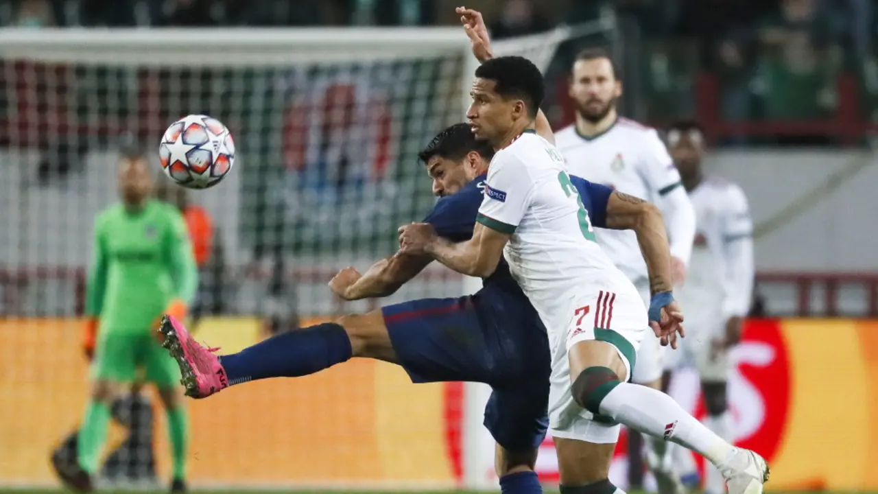 Suárez disputa un balón con Cerqueira. EFE