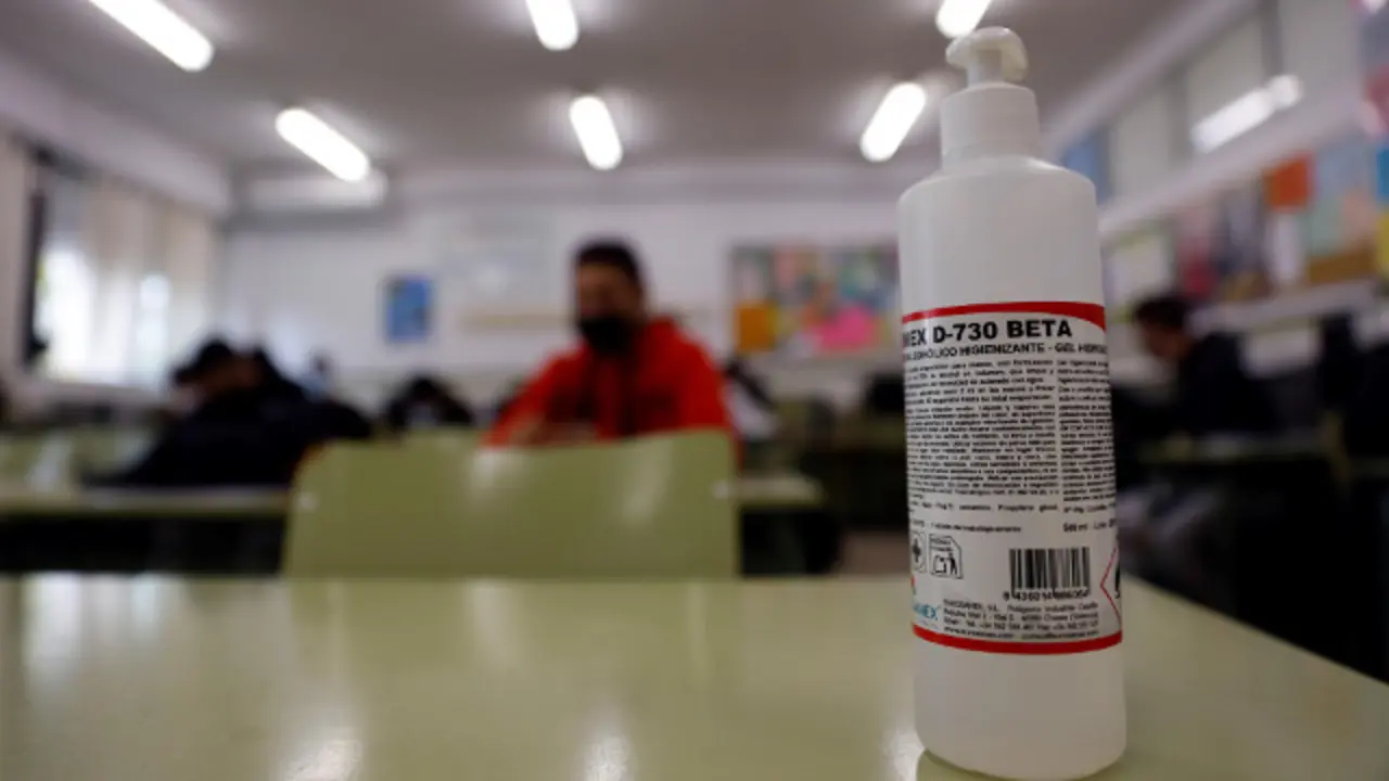 Un bote de gel hidroalcohólico en un aula. EFE