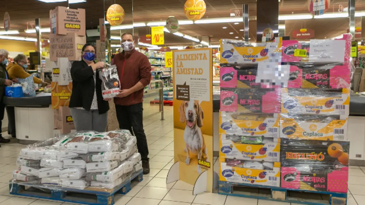 Entrega de productos a protectoras de animales. GADIS