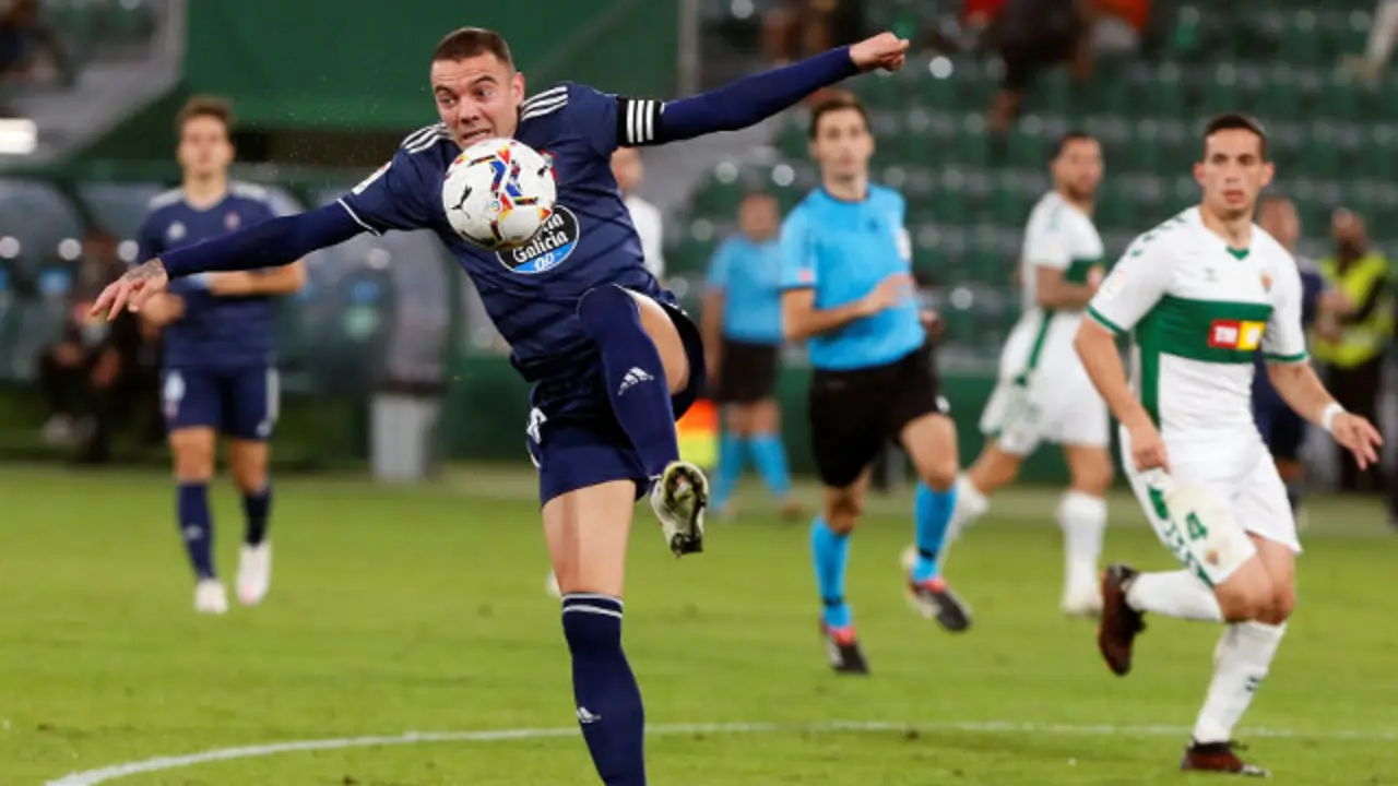 Aspas controla el balón ante el Elche. RAMÓN (Efe)