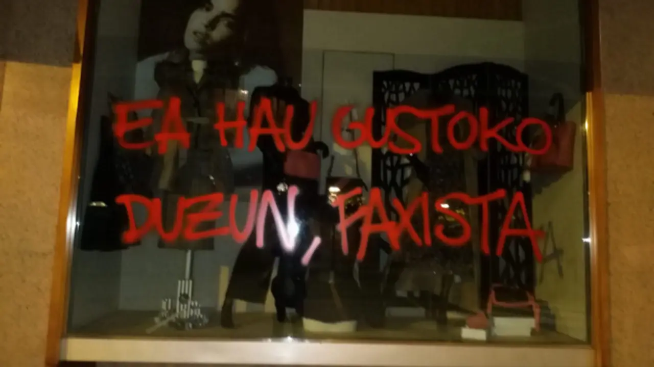 Pintadas en el negocio de la madre y la hermana de Abascal. TWITTER