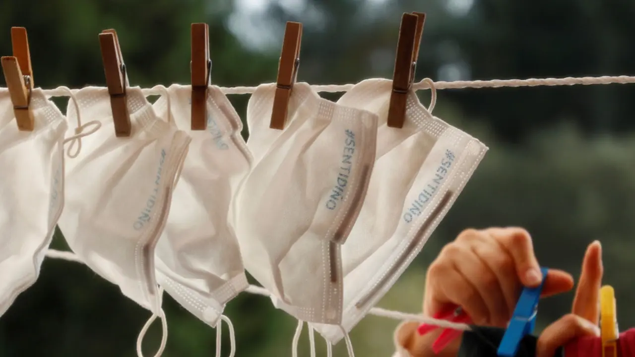 Mascarillas en un tendal. EFE