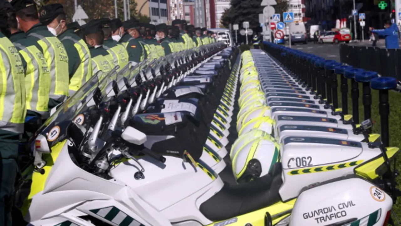 Parte del dispositivo de la Guardia Civil que trabaja con la Vuelta. XESÚS PONTE