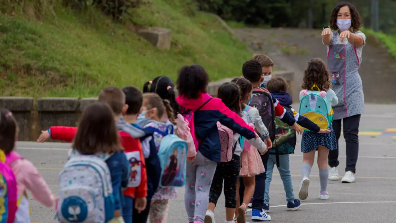 Niños antes de entrar en clase. EFE