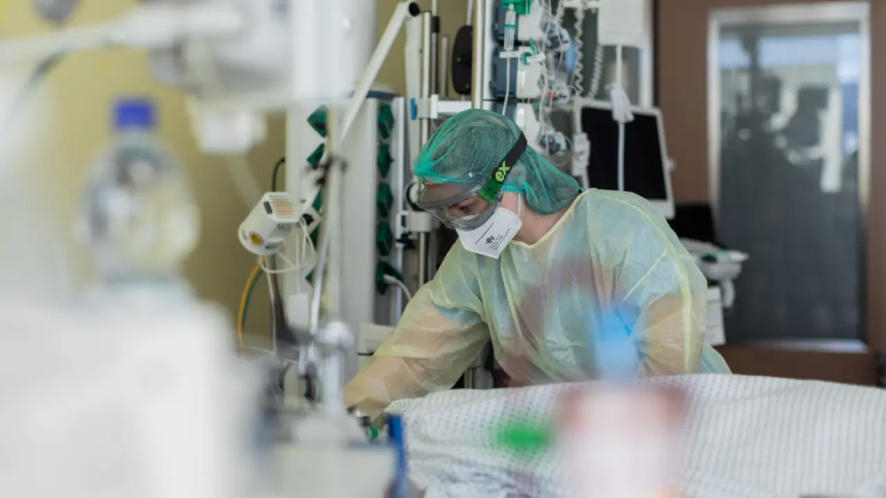 Una enfermera atiende a un paciente de coronavirus en un hospital. EFE