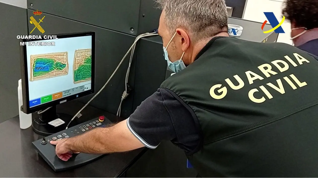Guardia Civil en el aeropuerto de Barajas. EFE