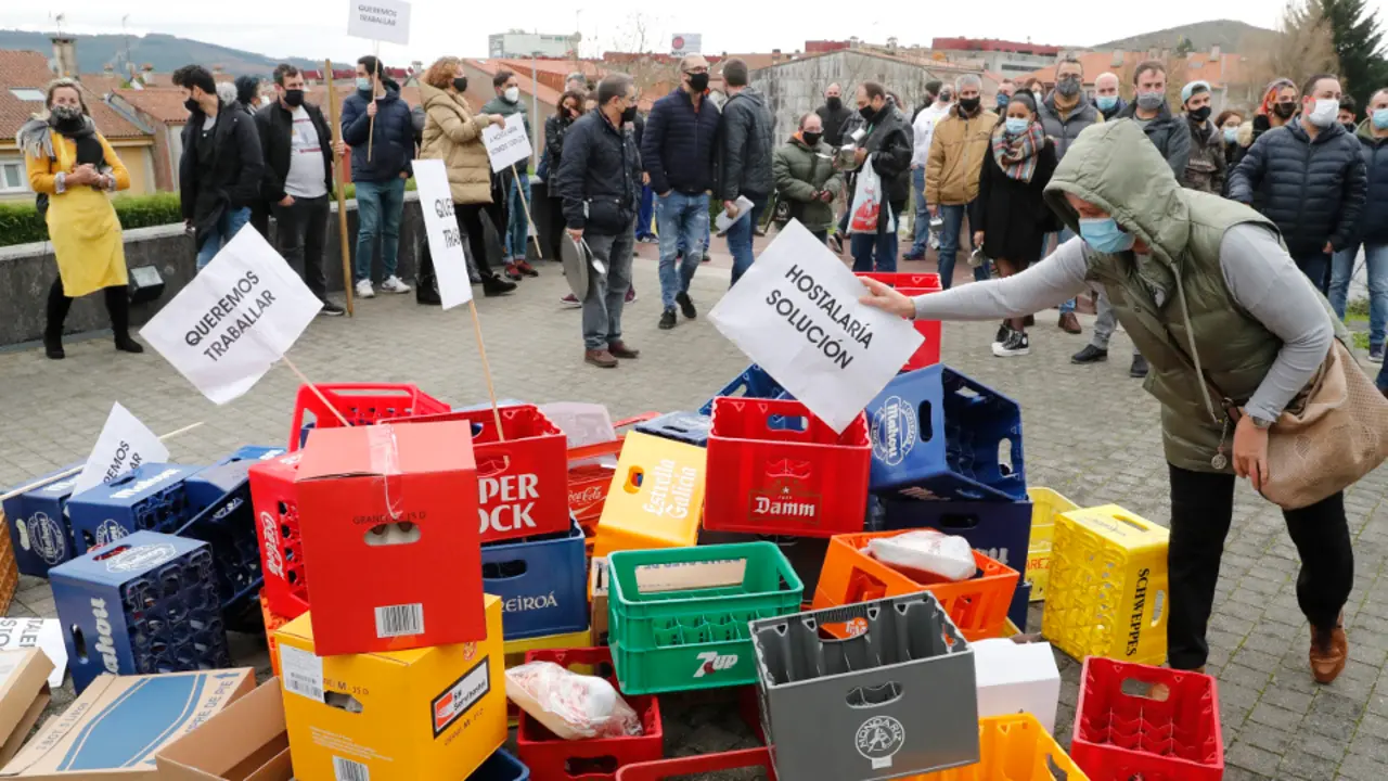 Trabajadores de la hostelería protestaron este miércoles ante la sede de la consellería de Sanidad en Santiago de Compostela. LAVANDEIRA JR. (EFE)