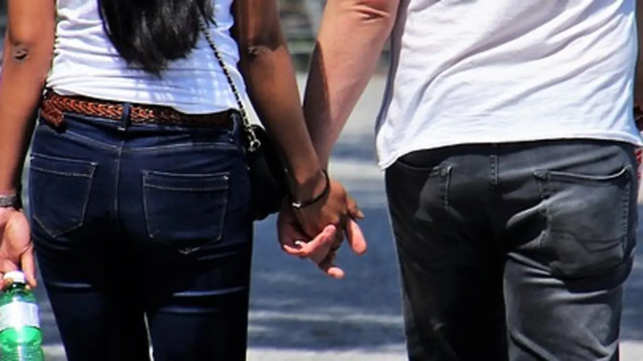 Unha parella camiña da man.PIXABAY