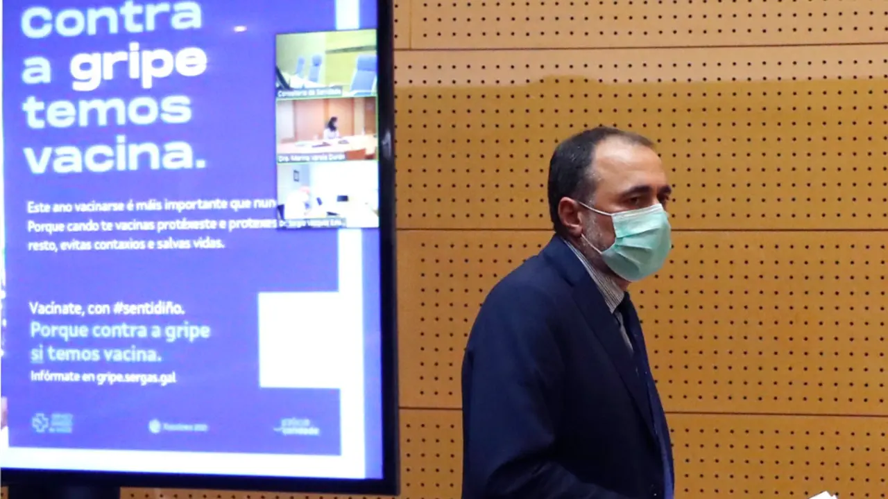 El conselleiro de Sanidad, Julio García Comesaña, informó en la mañana de este viernes de los asuntos tratados en el comité clínico. LAVANDEIRA JR. (EFE)