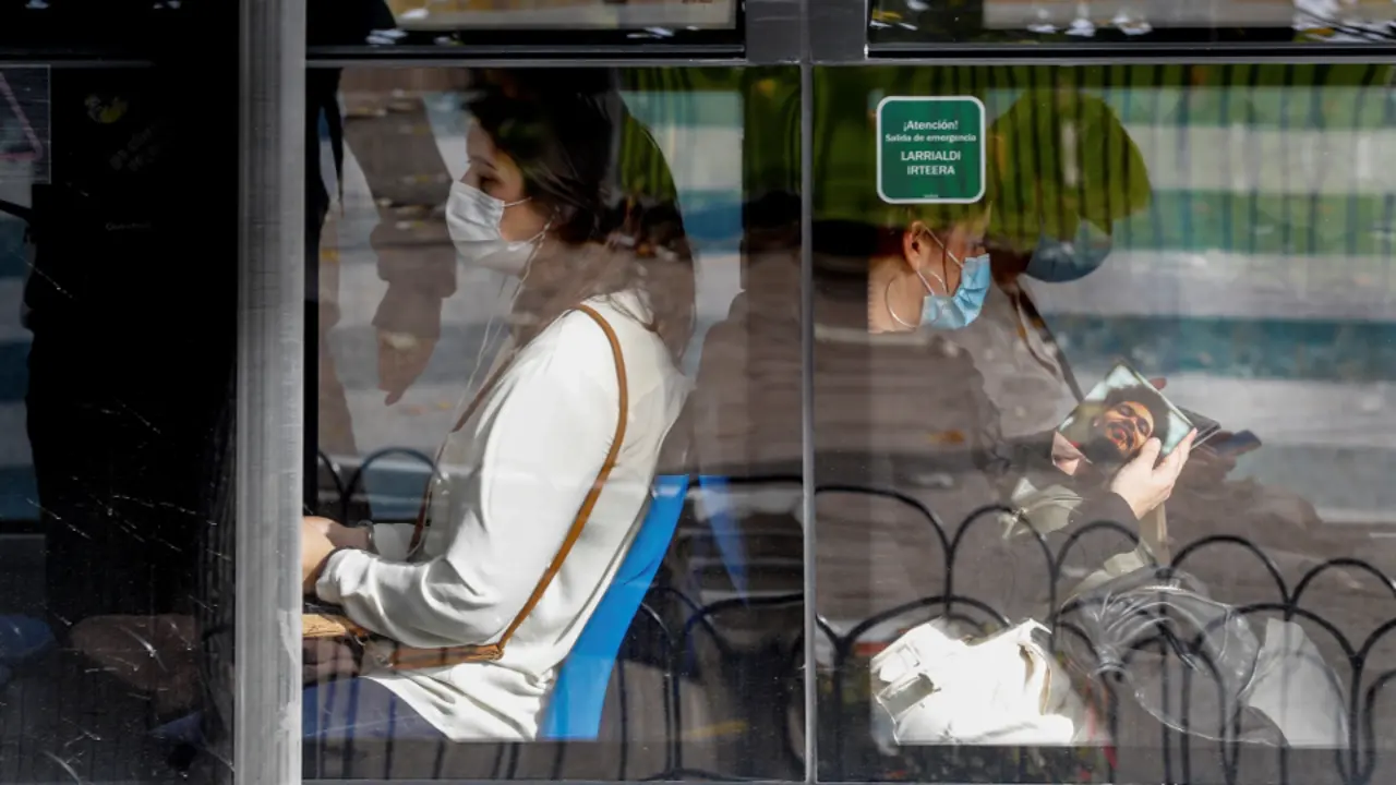 Viaxeiros en transporte público. JUAN HERRERO (EFE)