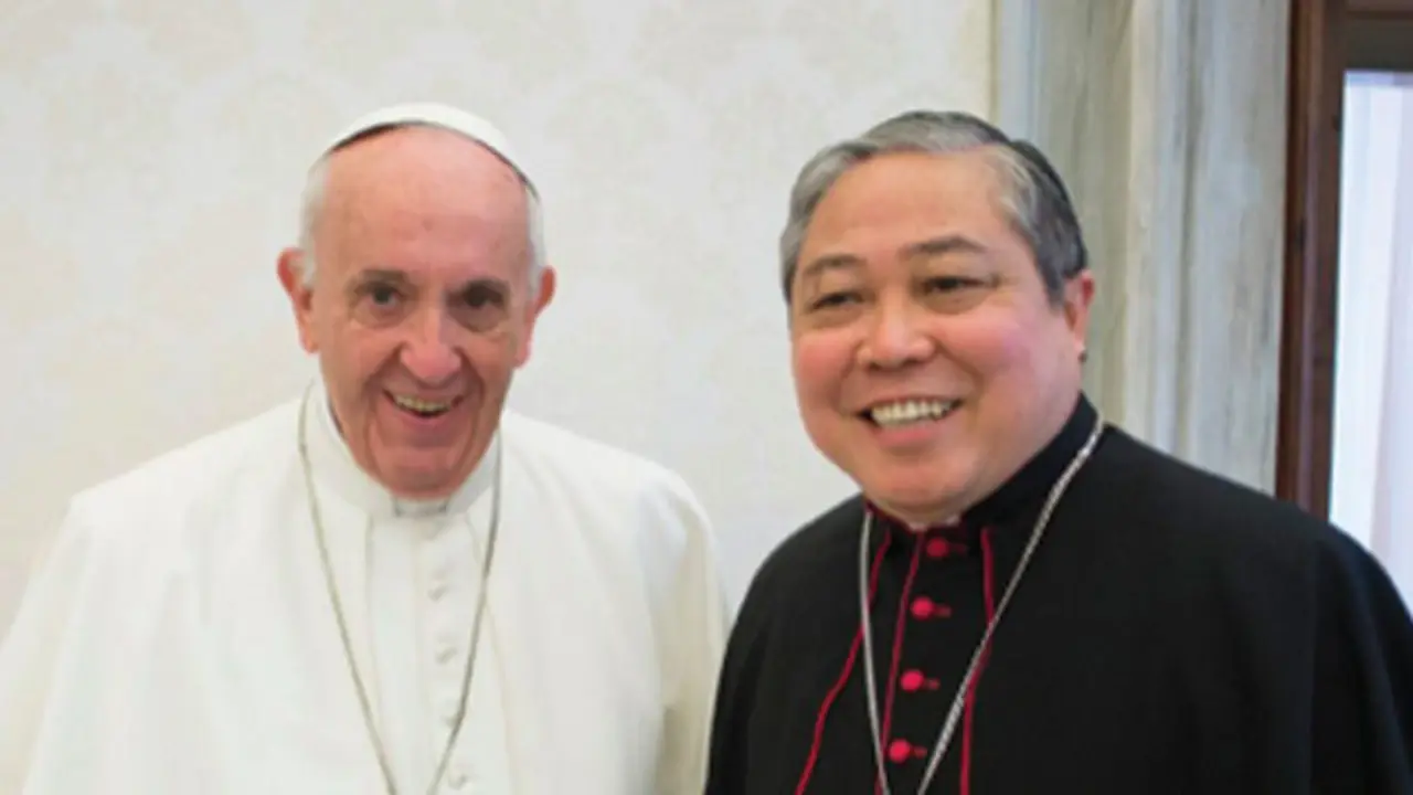El nuncio Bernardito Auza, junto al papa Francisco. TWITTER