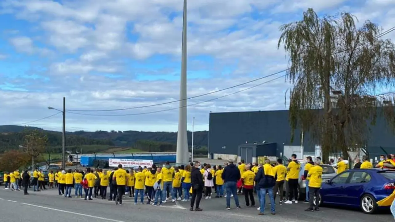 Concentración de trabajadores ante la factoría de Siemens Gamesa en As Somozas. EP
