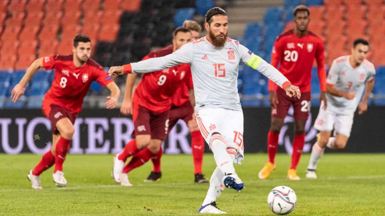 Sergio Ramos lanza uno de los dos penaltis de los que dispuso. ALESSANDRO DELLA VALLE (EFE)