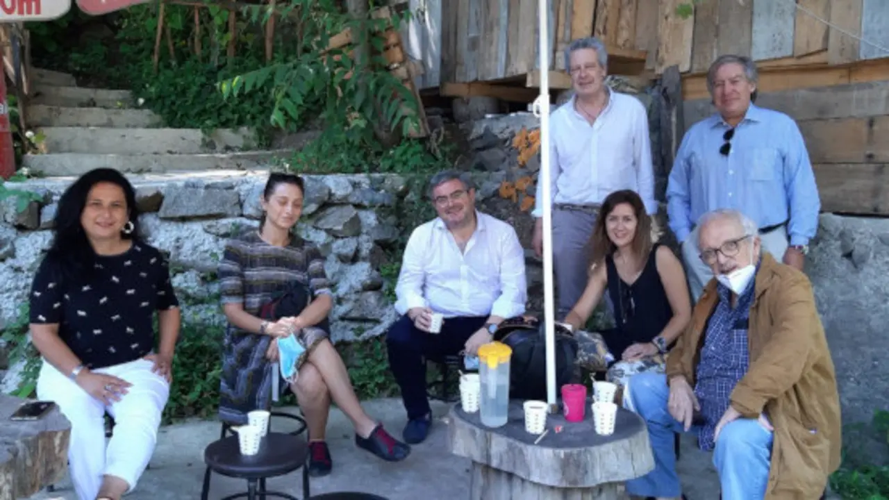 Javier Reverte (Madrid, 1944), sentado a la derecha, con la delegación gallega en Turquía. EP