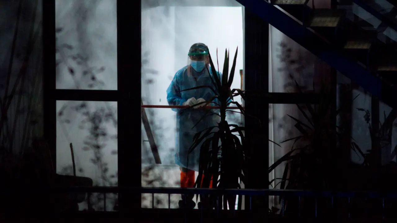 Una trabajadora sanitaria, en el interior de la residencia Nosa Señora dos Milagres de Barbadás. BRAIS LORENZO (EFE)