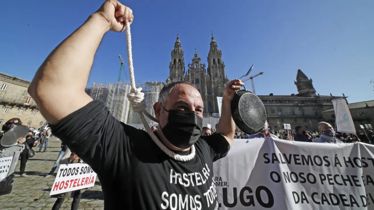 Manifestación de la Hostelería en la Praza do Obradoiro. LAVANDEIRA JR. (Efe)