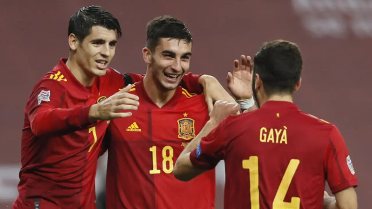 Ferran celebra uno de sus goles con Morata y Gayá. EFE