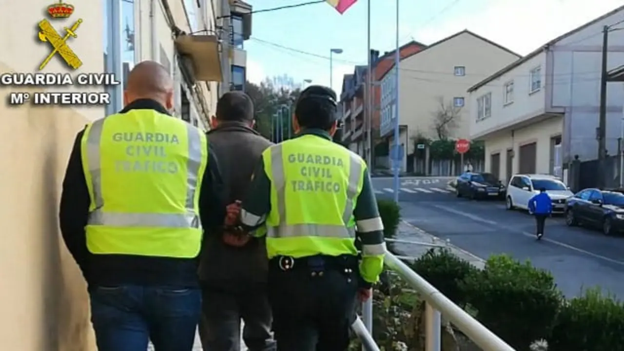Dos agentes custodian al vecino de Lalín detenido por el atropello mortal de un exedil del PP de Agolada. GUARDIA CIVIL