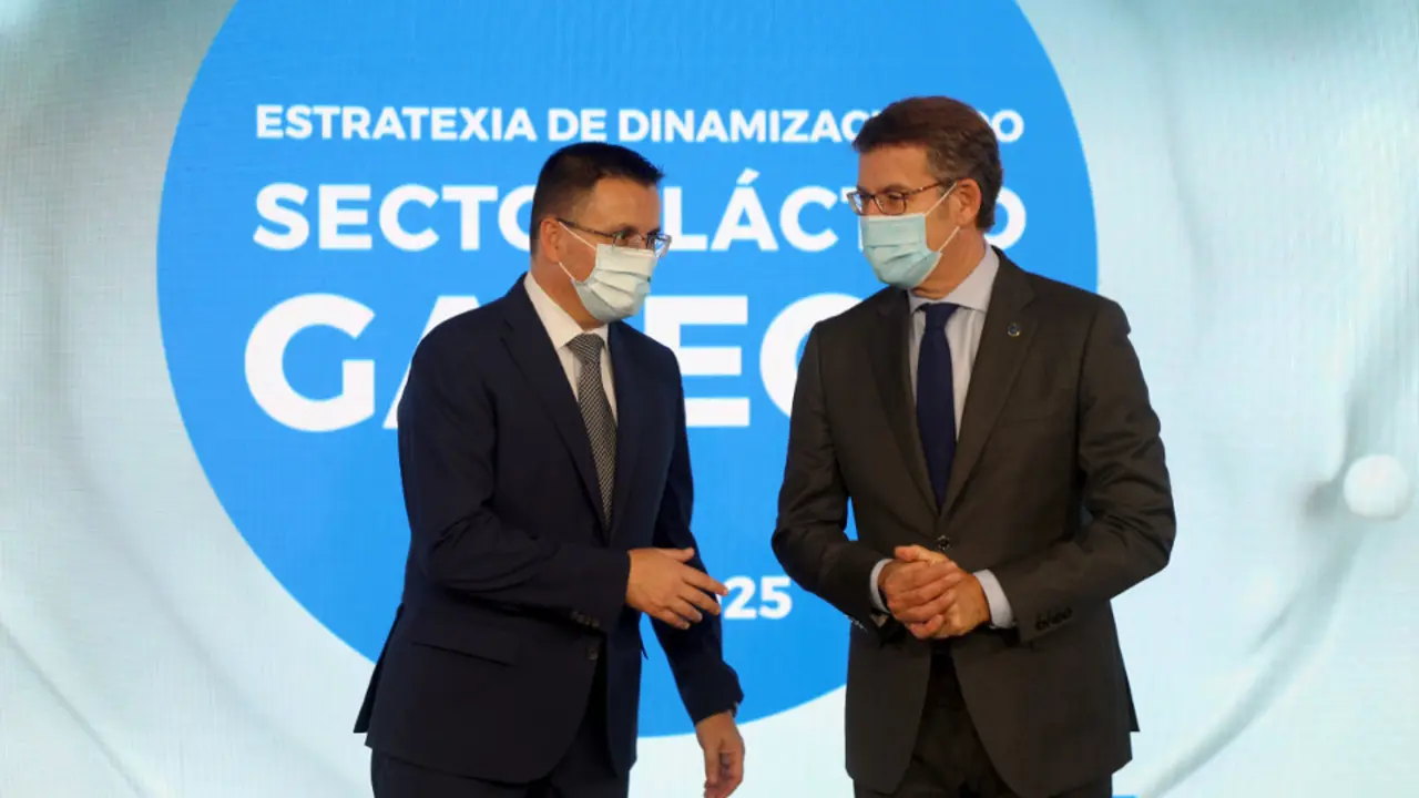 José González y Núñez Feijóo, na presentación da estratexia do sector lácteo. AGN