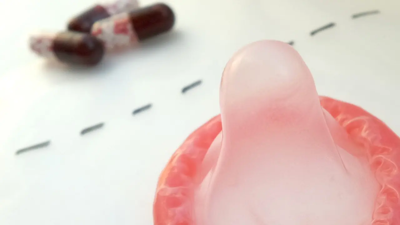 Pastillas y un condón. PIXABAY