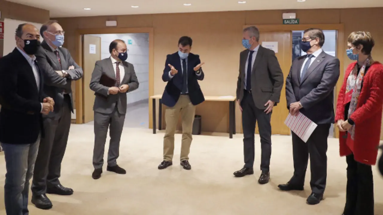 Autoridades en la presentación de los trabajos del plan director 2021-2023 Galicia Destino Seguro. LAVANDEIRA JR (Efe)