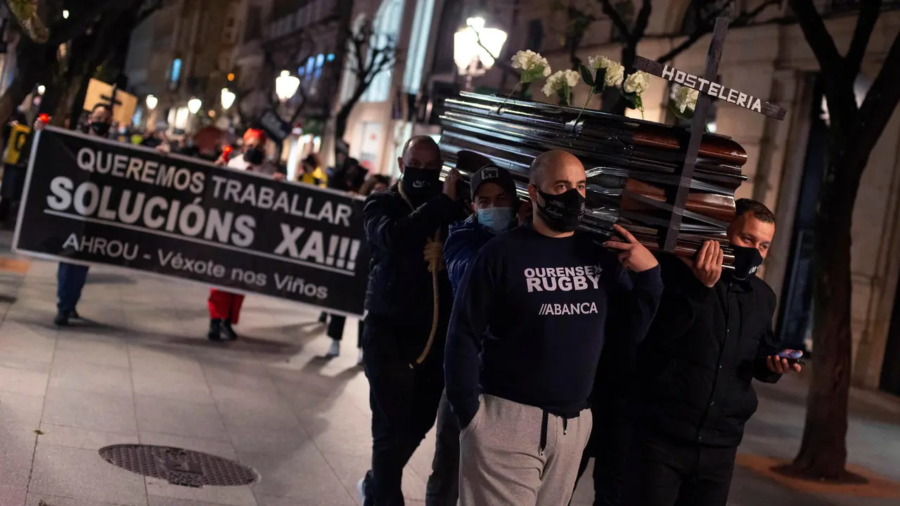 Os hostaleiros de Ourense protestan polas rúas da cidade tras un mes cos seus negocios pechados. BRAIS LORENZO (Efe)
