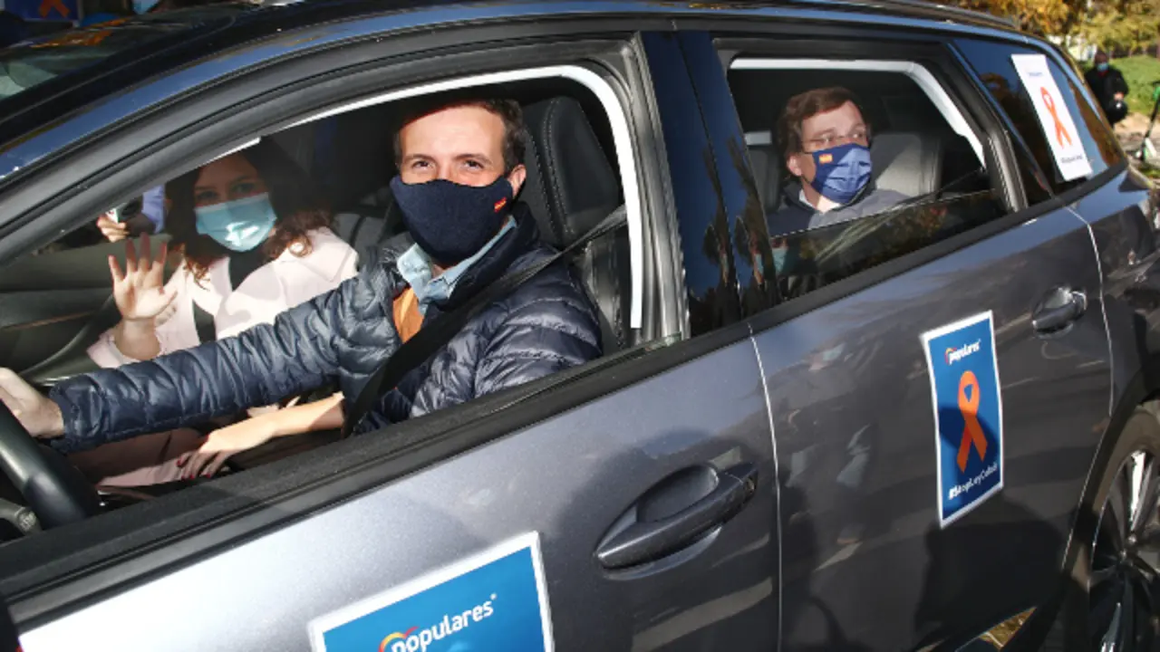 Casado, con Ayuso y Almeida en la manifestación de este domingo. EDUARDO PARRA (EFE)