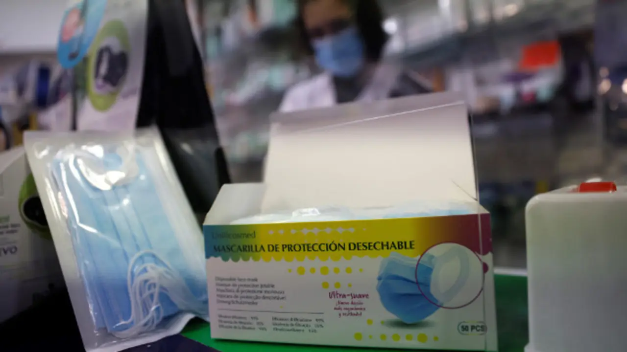 Paquetes de mascarillas, en una farmacia. EFE