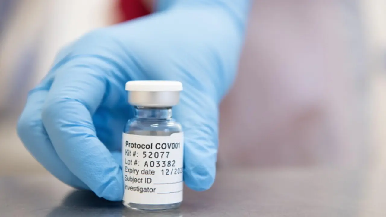 Un vial con la vacuna desarrollada conjuntamente por la Universidad de Oxford y AstraZeneca. EP