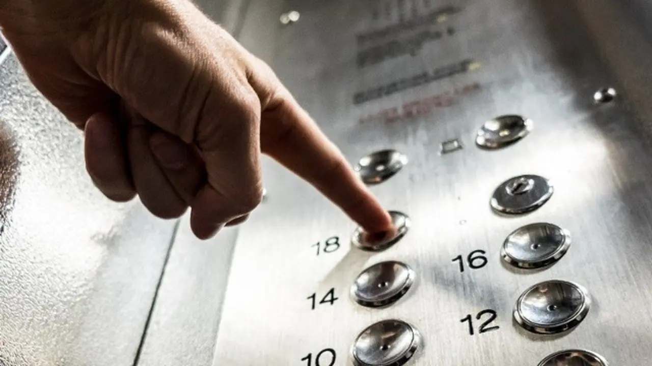 Un hombre pulsa un botón de un ascensor.PIXABAY (Jolimaison)