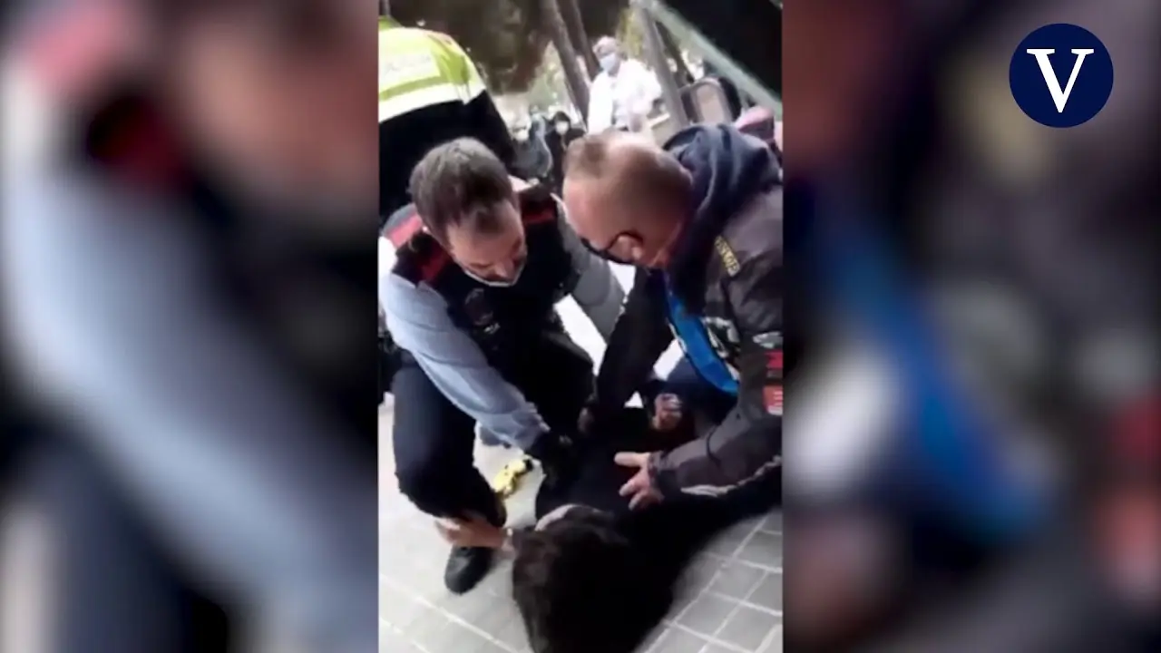 Los Mossos inmovilizan a la joven en Sabadell