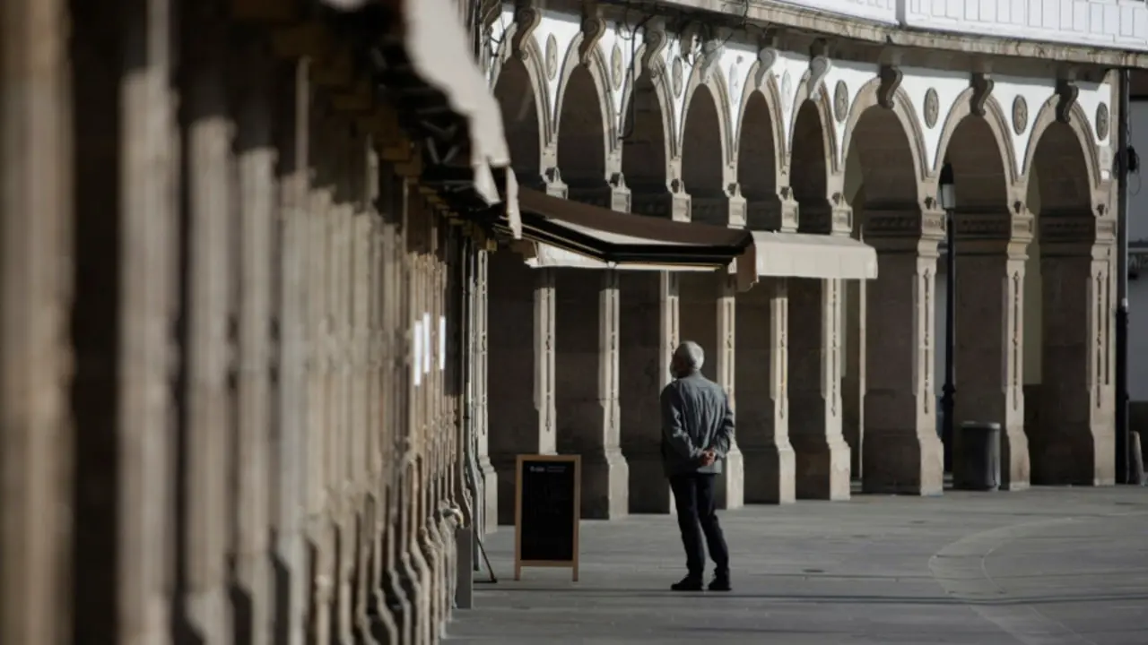 Un hombre aguardaba a que le sirvieran un café para llevar en la zona de La Marina en A Coruña. CABALAR