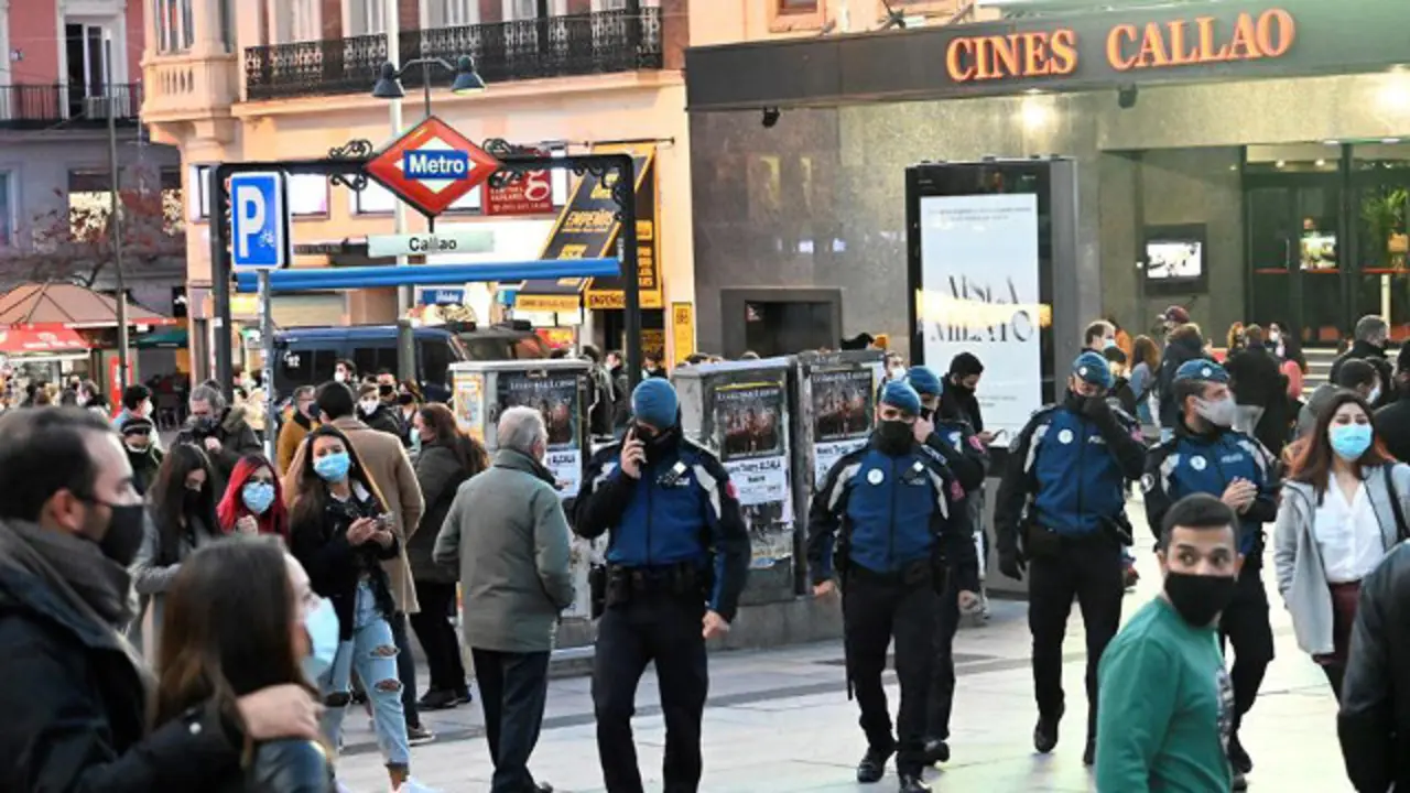 Gente en Callao. VÍCTOR LERENA