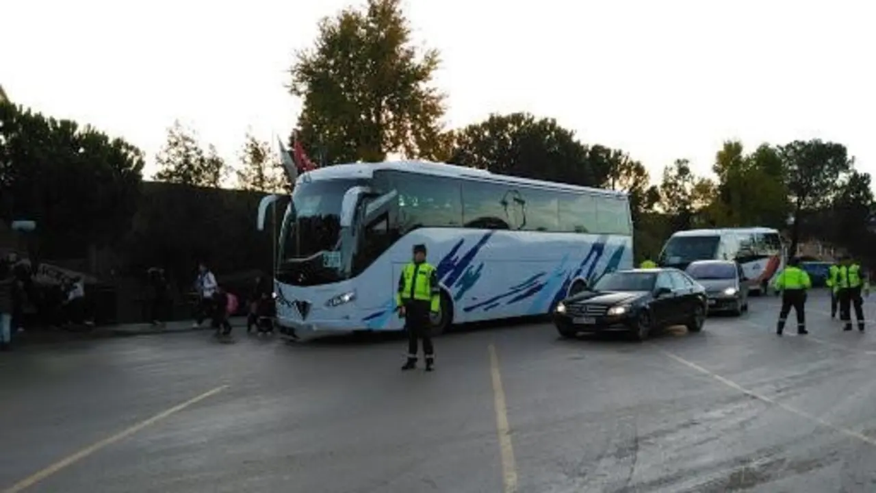 Un autobús escolar en un control de tráfico. EUROPA PRESS