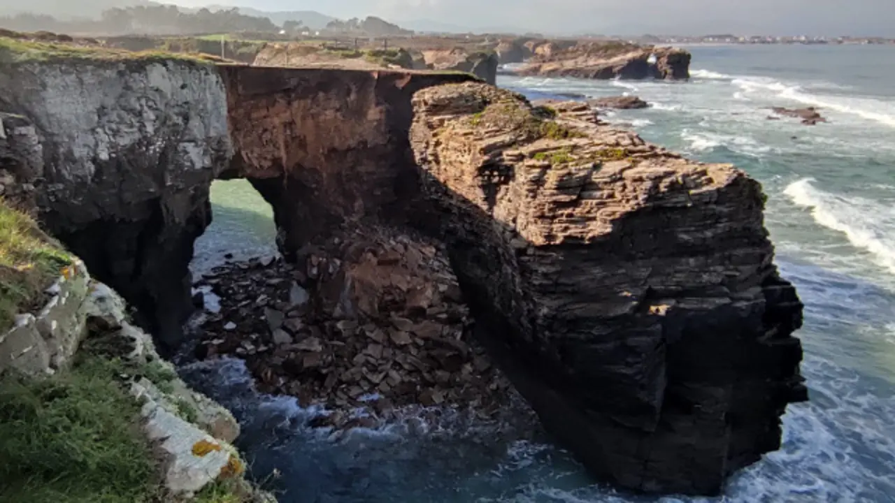 As Catedrais, tras el nuevo desprendimiento. VILLAPOL