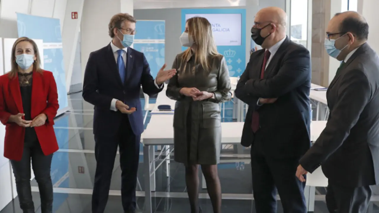 Núñez Feijóo charla con Lara Méndez tras la reunión. EFE