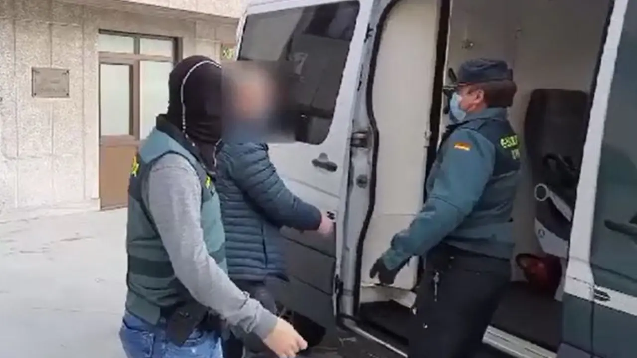 Agentes escoltan a uno de los detenidos en la operación Pica Pica. DP