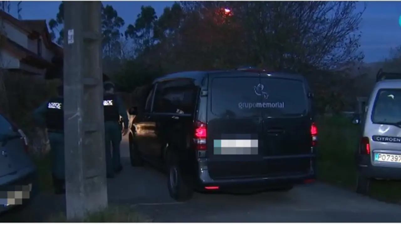 El furgón de las pompas fúnebres llegó al domicilio sobre las 20.00 horas para recoger el cadáver. CRTVG