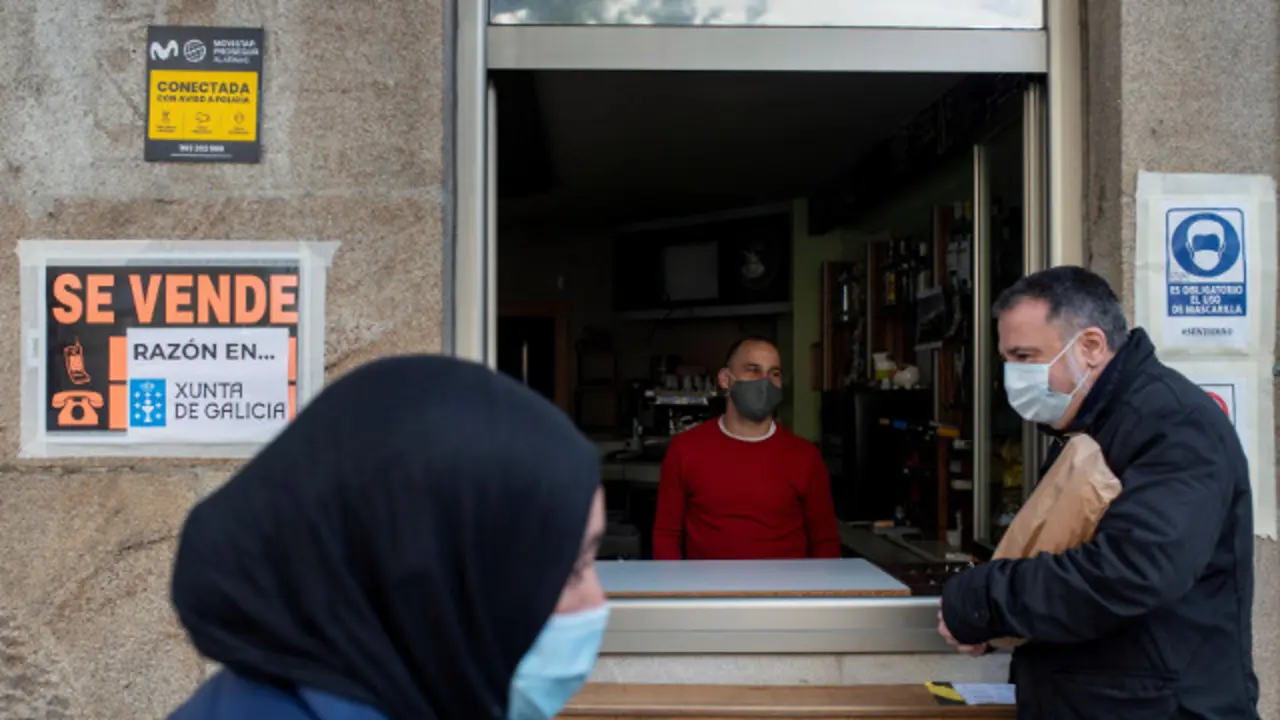 El camarero de un bar habla con un cliente en Ourense. BRAIS LORENZO