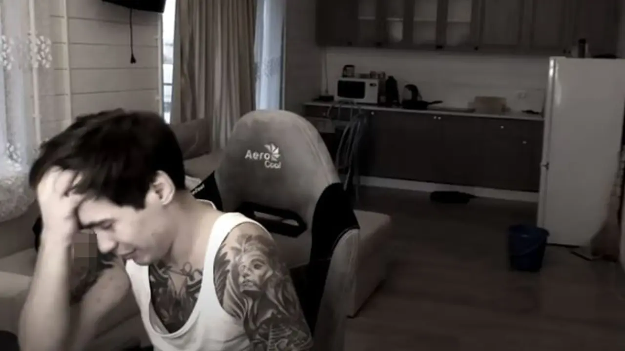 El bloguero ruso y la joven, tendida en la cama. YOUTUBE