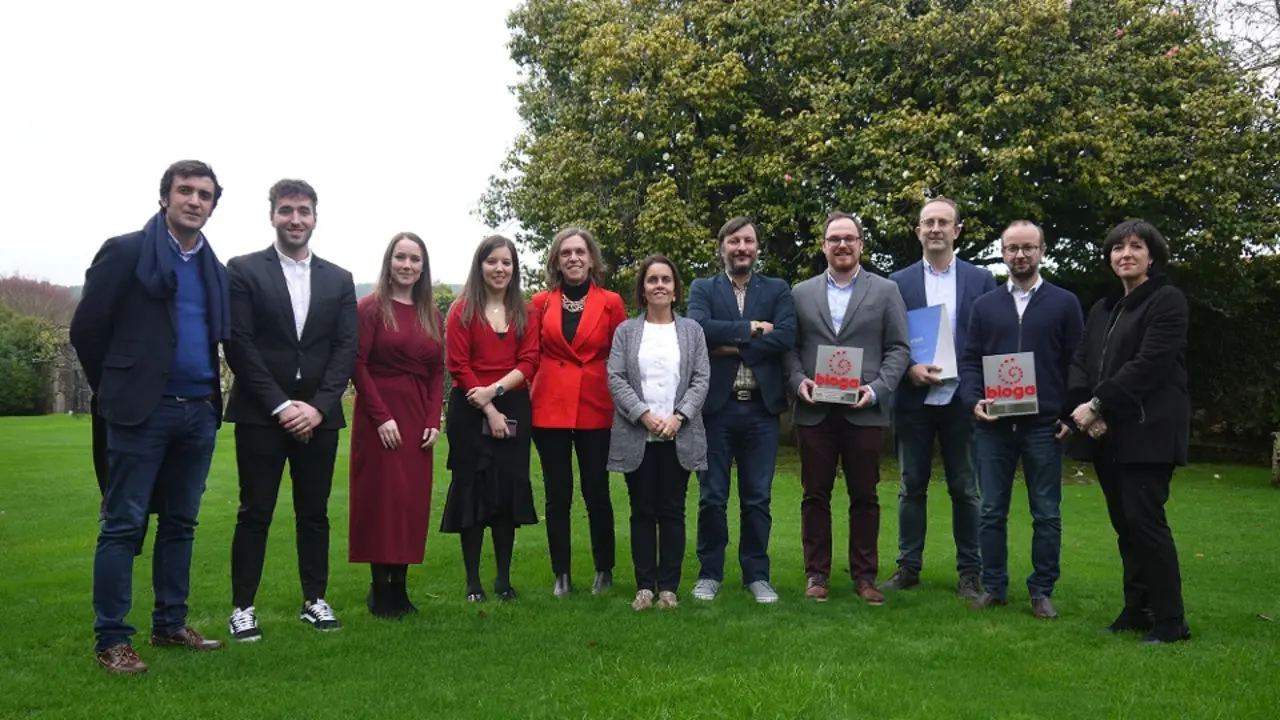Os gañadores dos Premios Bioga 2019, o equipo Bioga e a directora de Gain. EP