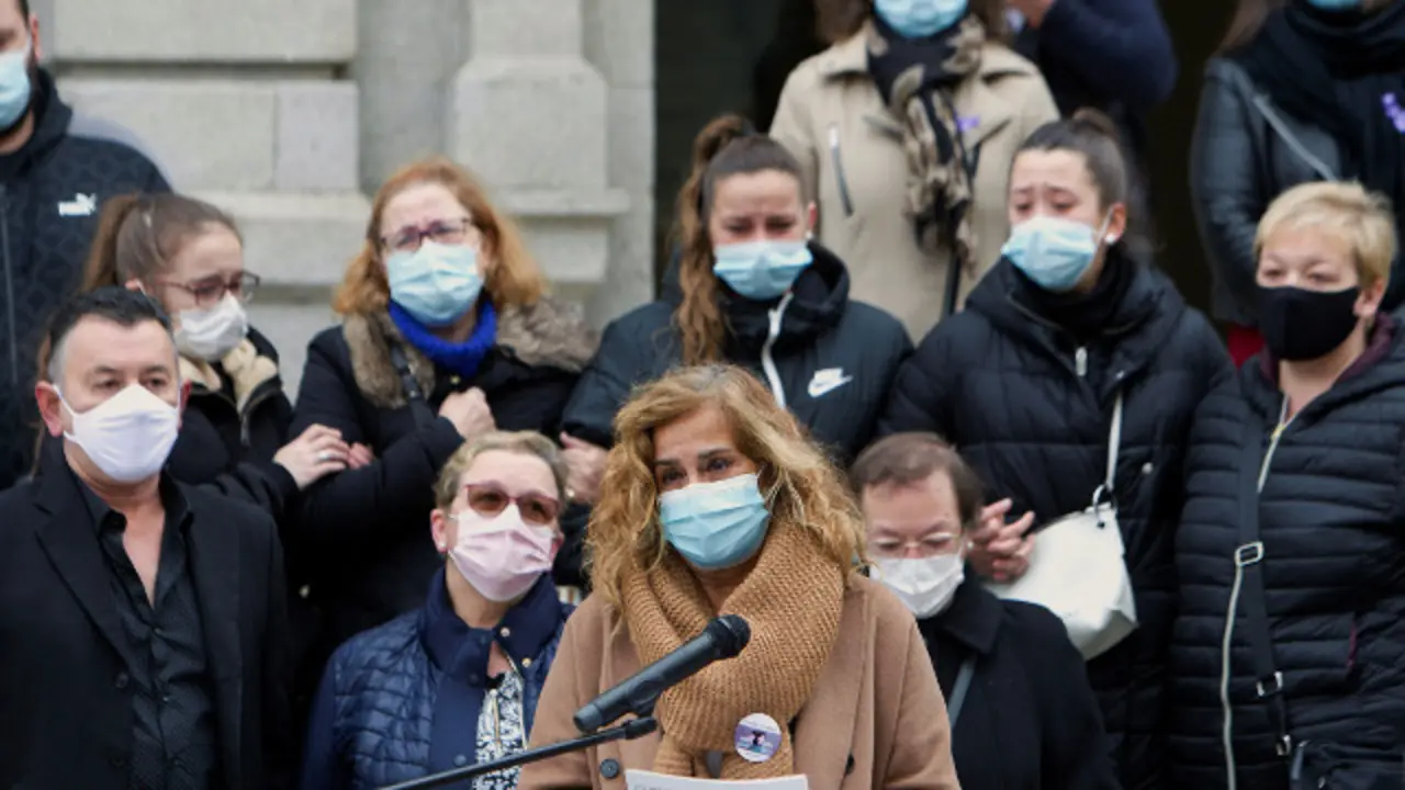 Autoridades y allegados, en la concentración de este jueves en Gondomar. EFE