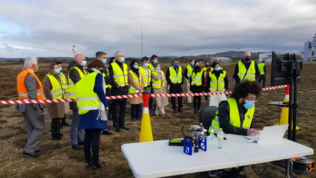 Asistentes a la simulación, kit médico y prototipo del Lua 061 EMS Delivery. C. PÉREZ