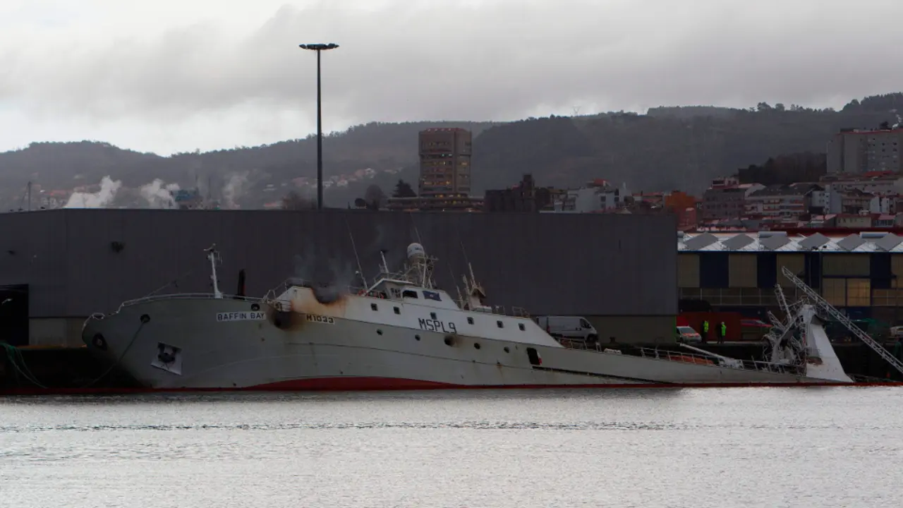 Vista del pesquero hundido en el muelle de Bouzas, en la mañana de este viernes. SALVADOR SAS (EFE)