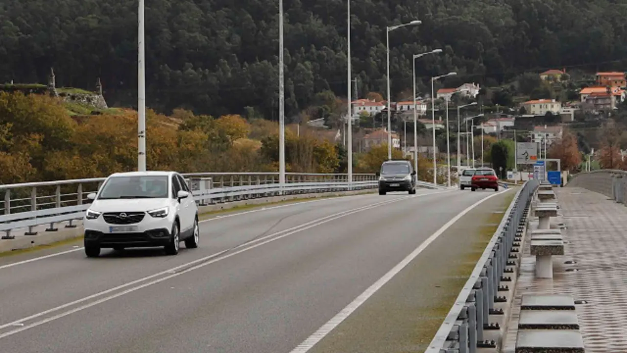 Vehículos circulando en la frontera entre Galicia y Portugal. EFE